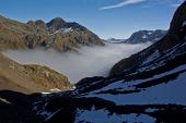 Sul Pizzo del Diavolo della Malgina (2926 m.) il cielo è blu sopra le nuvole il 9 ottobre 2010 - FOTOGALLERY